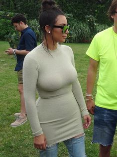 Ким Кардашьян без лифчика в обтягивающем платье фото #2
