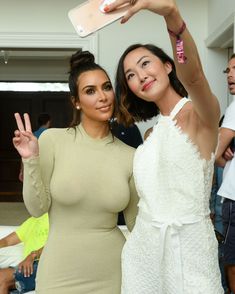 Ким Кардашьян без лифчика в обтягивающем платье фото #5