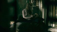 Голая Алисса Сазерленд в сериале «Викинги» фото #5