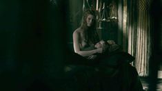 Голая Алисса Сазерленд в сериале «Викинги» фото #8