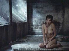 Полностью голая Аманда Оомс в сериале «Волчица» фото #2