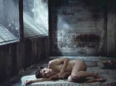 Полностью голая Аманда Оомс в сериале «Волчица» фото #3