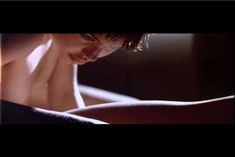 Анджелина Джоли засветила голую грудь в фильме «Хакеры» фото #9