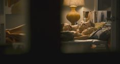 Андреа Райзборо показала голую грудь в фильме «Связи нет» фото #3