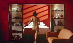 Анни Шизука Ино показала голую попку в фильме «8 1.2 женщин» фото #2