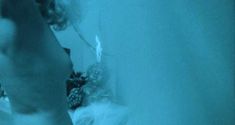 Беверли Д’Анджело показала голую грудь в фильме «Охранник» фото #3