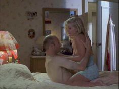 Дженнифер Аспен показала голые сиськи в сериале «Ранчо» фото #1