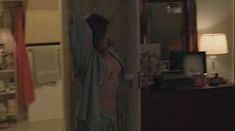 Дженнифер Джейсон Ли показала голую грудь в фильме «Марго на свадьбе» фото #1