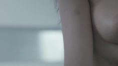 Голая грудь Джоди Комер в сериале «Тринадцать» фото #2