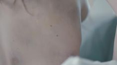 Голая грудь Джоди Комер в сериале «Тринадцать» фото #3