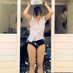 Дэйзи Лоу без лифчика на Ice Bucket Challenge фото #2