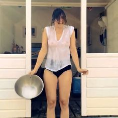 Дэйзи Лоу без лифчика на Ice Bucket Challenge фото #3