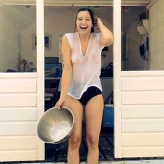 Дэйзи Лоу без лифчика на Ice Bucket Challenge фото #4