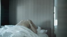 Индира Варма засветила голую грудь в сериале «Под прицелом» фото #1