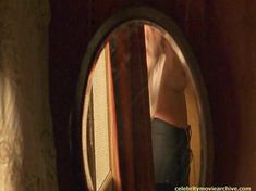 Голая Кили Хоуз засветила грудь в сериале «Бархатные ножки» фото #1