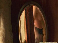 Голая Кили Хоуз засветила грудь в сериале «Бархатные ножки» фото #2