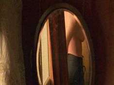 Голая Кили Хоуз засветила грудь в сериале «Бархатные ножки» фото #3