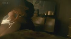 Клер Фой засветила грудь в сериале «Белая жара» фото #1