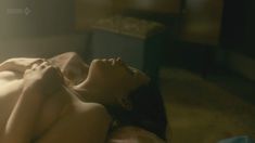 Клер Фой засветила грудь в сериале «Белая жара» фото #2