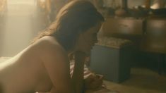Клер Фой засветила грудь в сериале «Белая жара» фото #4