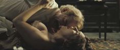 Лаура Хэрринг показала голую грудь в фильме «Любовь во время холеры» фото #2