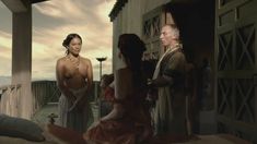 Абсолютно голая Лесли-Энн Брандт в сериале «Спартак. Кровь и песок» фото #2