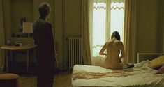 Полностью голая Лили Собески в фильме «Идол» фото #4