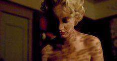 Аппетитная Линди Бут показала голые грудь и попу в фильме Century Hotel фото #7