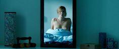 Красивая Лоранс Арне показала голую грудь в фильме «Наверняка» фото #3