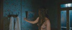 Луиз Бургуан показала голую грудь в фильме «Необычайные приключения Адель» фото #4