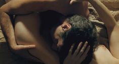 Красивая голая грудь Мари-Жозе Кроз в фильме «Я её любил. Я его любила.» фото #1