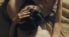 Красивая голая грудь Мари-Жозе Кроз в фильме «Я её любил. Я его любила.» фото #4