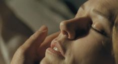Красивая голая грудь Мари-Жозе Кроз в фильме «Я её любил. Я его любила.» фото #7