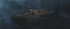 Мари-Жозе Кроз показала голую грудь и попу в фильме «Не говори никому» фото #5