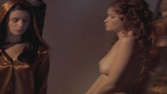 Красавица Мириам МакДональд оголила грудь и попу в фильме «Ядовитый плющ. Секретное общество» фото #3