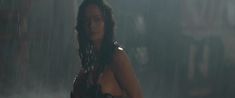 Мун Бладгуд засветила голую грудь в фильме «Терминатор. Да придёт спаситель» фото #4