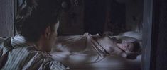 Сексуальная Мэри-Луиз Паркер показала голую грудь в фильме «Большой каньон» фото #6