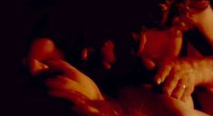 Сексуальная Натали Делон слегка засветила грудь в фильме «Шепот во тьме» фото #2