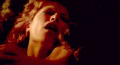 Сексуальная Натали Делон слегка засветила грудь в фильме «Шепот во тьме» фото #3
