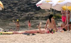 Шарлиз Терон топлесс на пляже в Бразилии фото #3