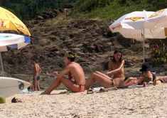 Шарлиз Терон топлесс на пляже в Бразилии фото #5