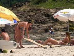 Шарлиз Терон топлесс на пляже в Бразилии фото #9