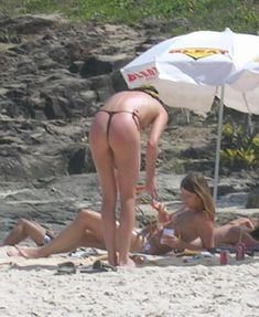 Шарлиз Терон топлесс на пляже в Бразилии фото #11