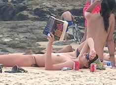 Шарлиз Терон топлесс на пляже в Бразилии фото #12