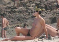 Шарлиз Терон топлесс на пляже в Бразилии фото #13