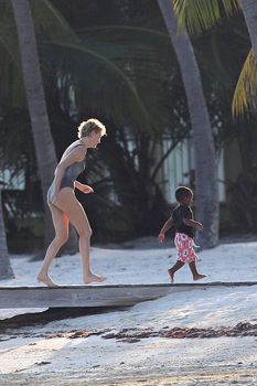 Шарлиз Терон в бикини на пляже Майами фото #2