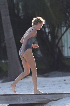 Шарлиз Терон в бикини на пляже Майами фото #3
