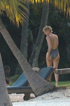 Шарлиз Терон в бикини на пляже Майами фото #4