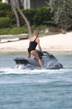 Шарлиз Терон в бикини на пляже Майами фото #6