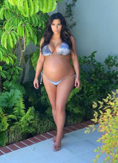 Беременная Ким Кардашьян в купальнике возле бассейна фото #8